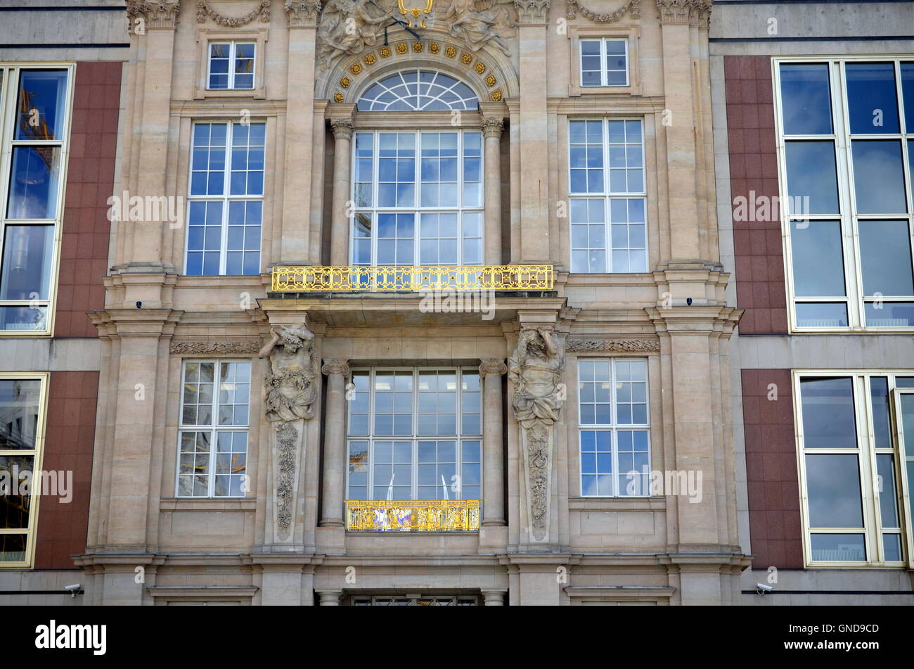 Neoklassizismus mit Windows Fassade in Berlin-Mitte Stockfoto