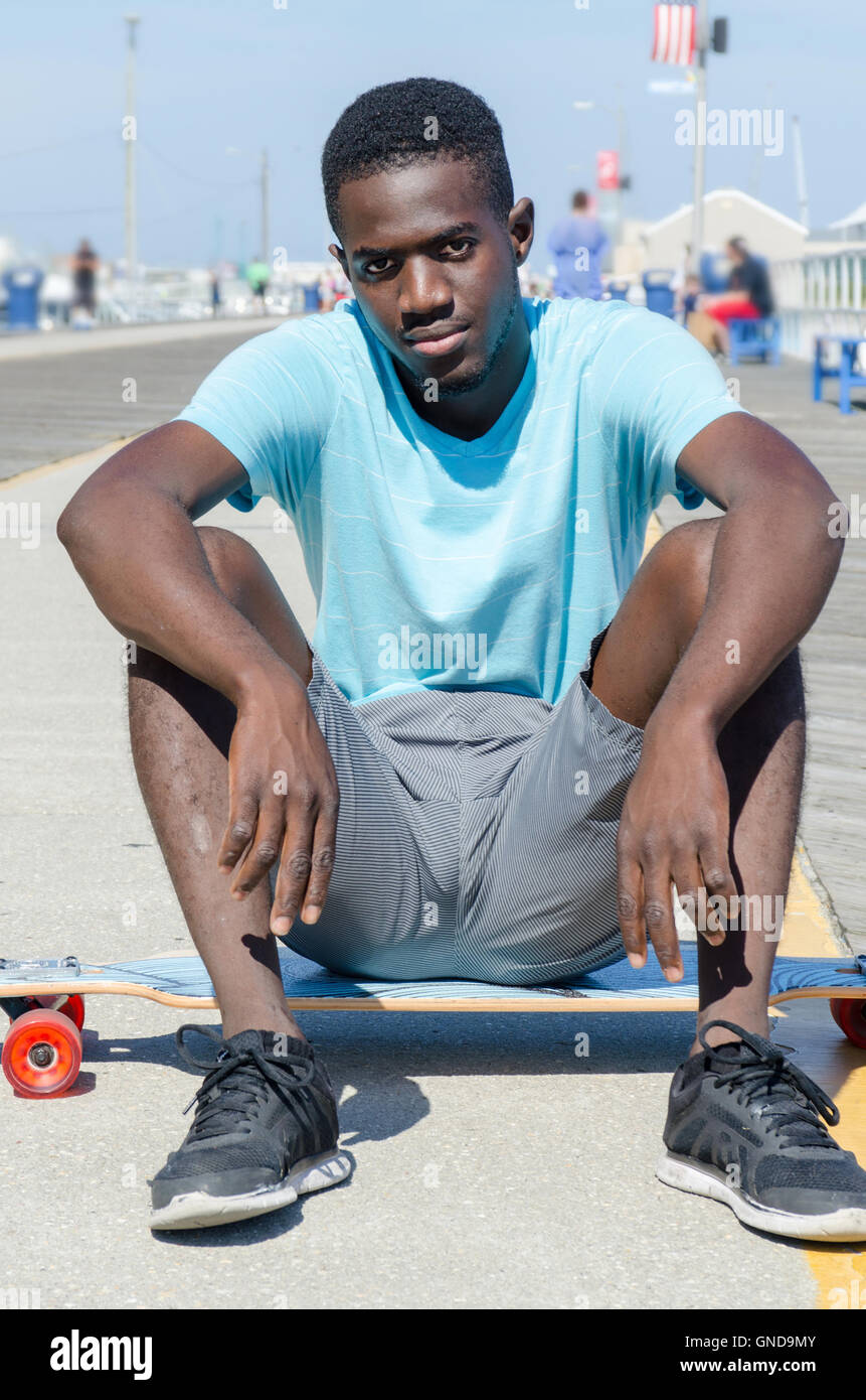 Young African American Mann mit seinem skateboard Stockfoto
