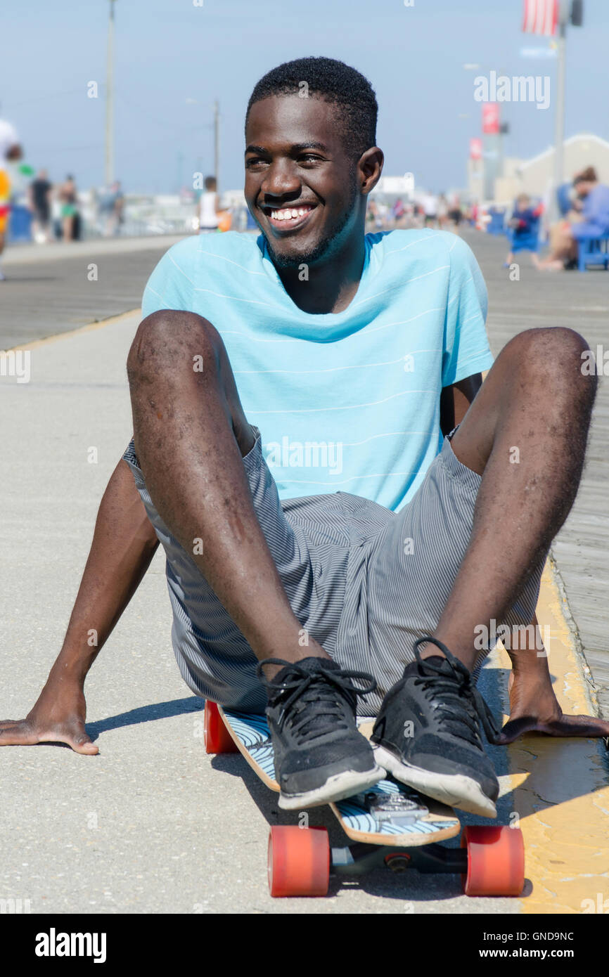 Glücklich Jüngling im Freien mit seinem skateboard Stockfoto