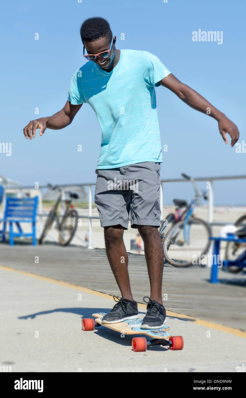 Junger Mann im Freien mit seinem skateboard Stockfoto
