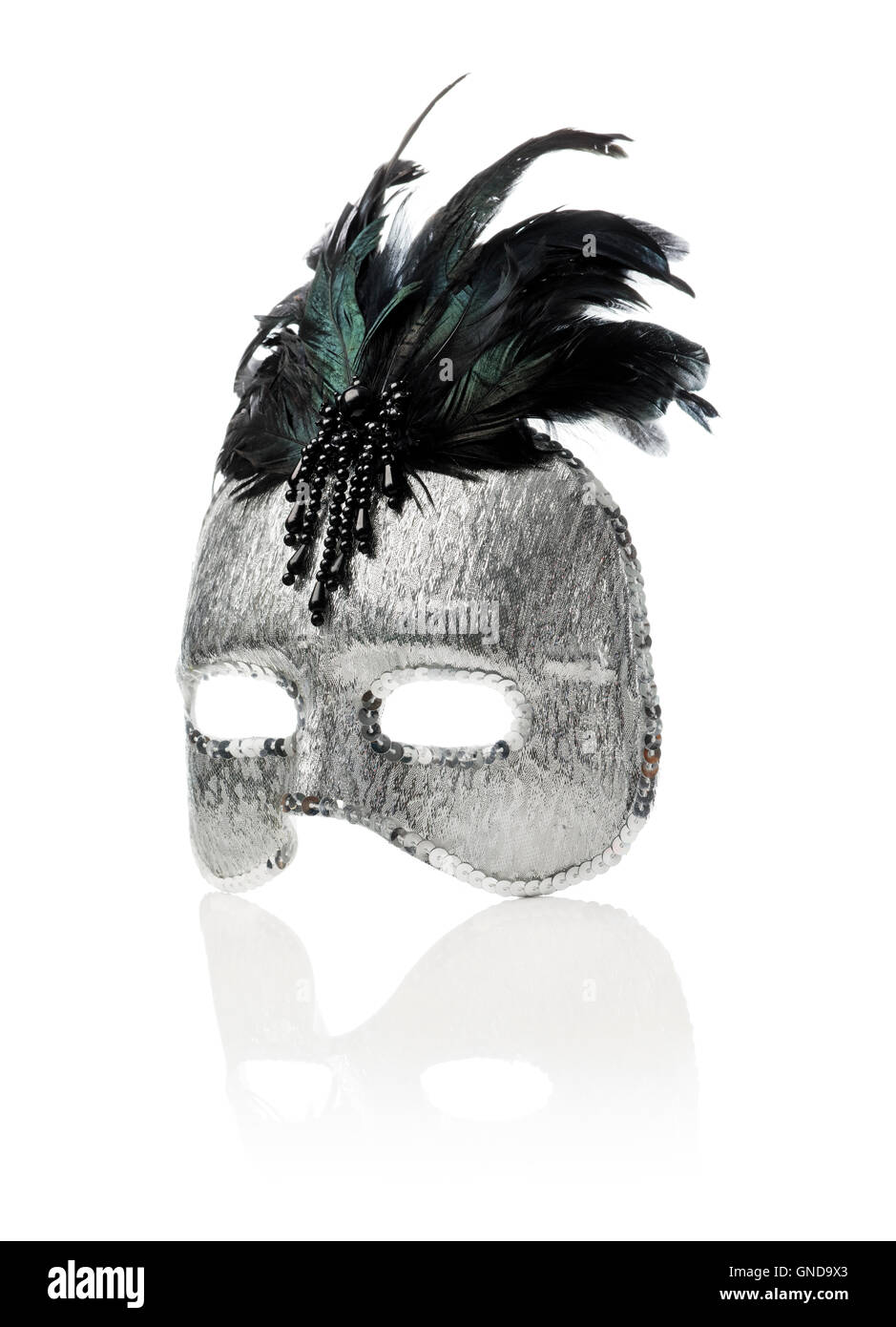 Farbe: Silber Kunststoff-Maske mit Pailletten und Federn isoliert auf weiss mit Reflexion. Stockfoto