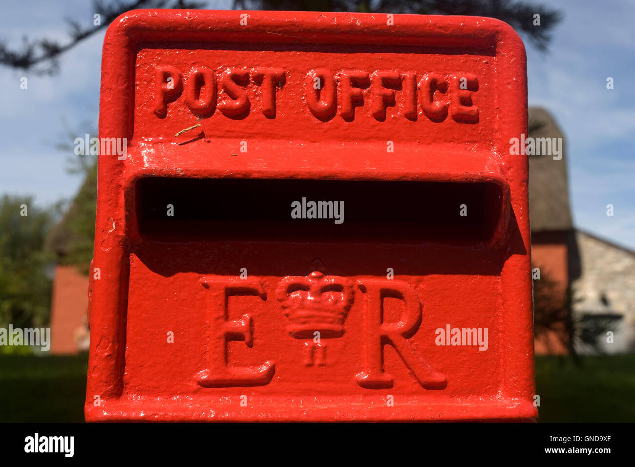 Rot Postamt Steckbox im Dorf von Merthyr Mawr Stockfoto
