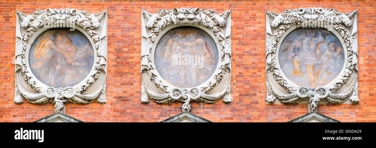 Trio von Dekorationen auf dem Zaunkönig-Gebäude in Hampton Court Stockfoto