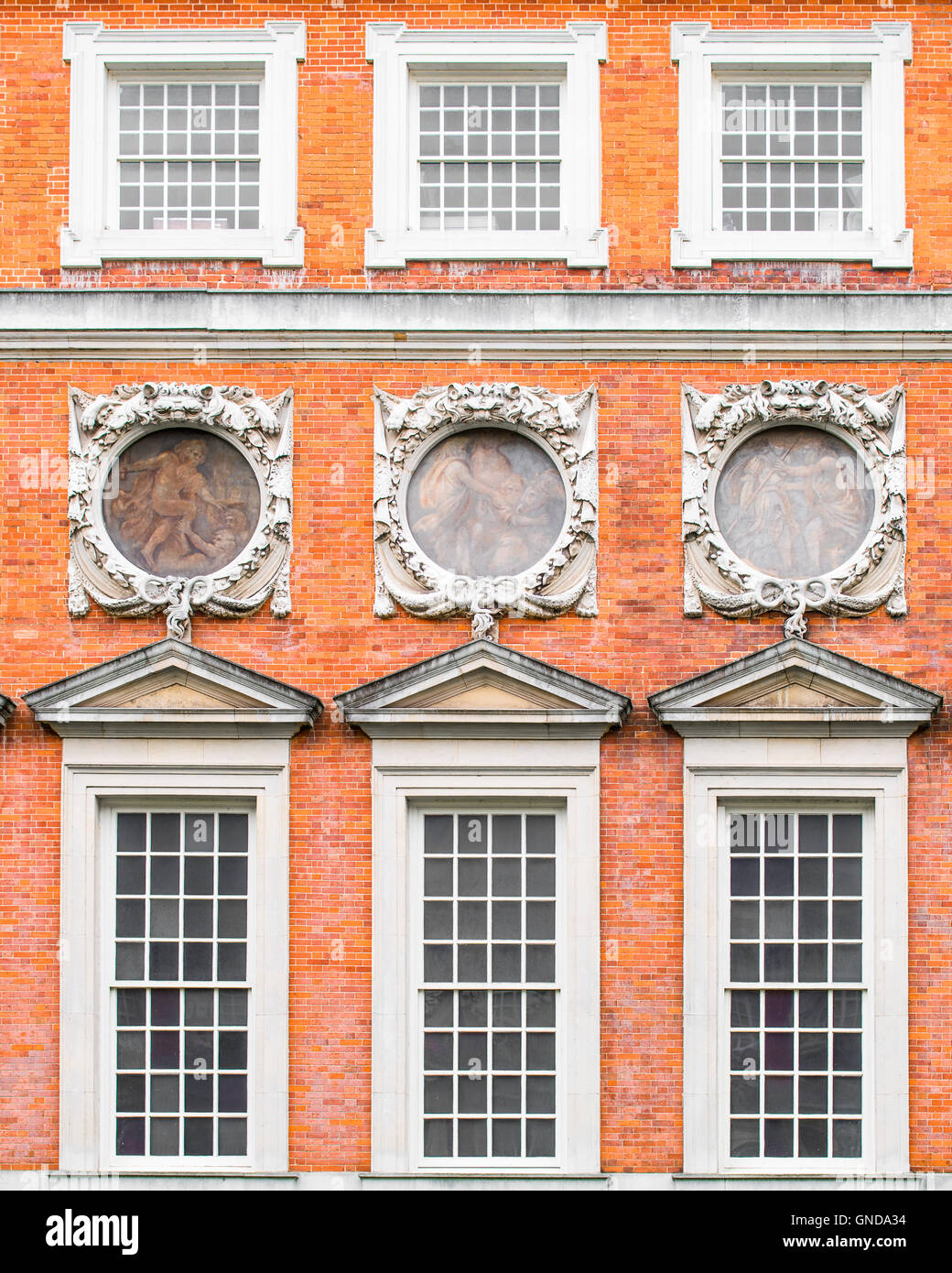 Trio von Windows auf dem Zaunkönig-Gebäude in Hampton Court Stockfoto