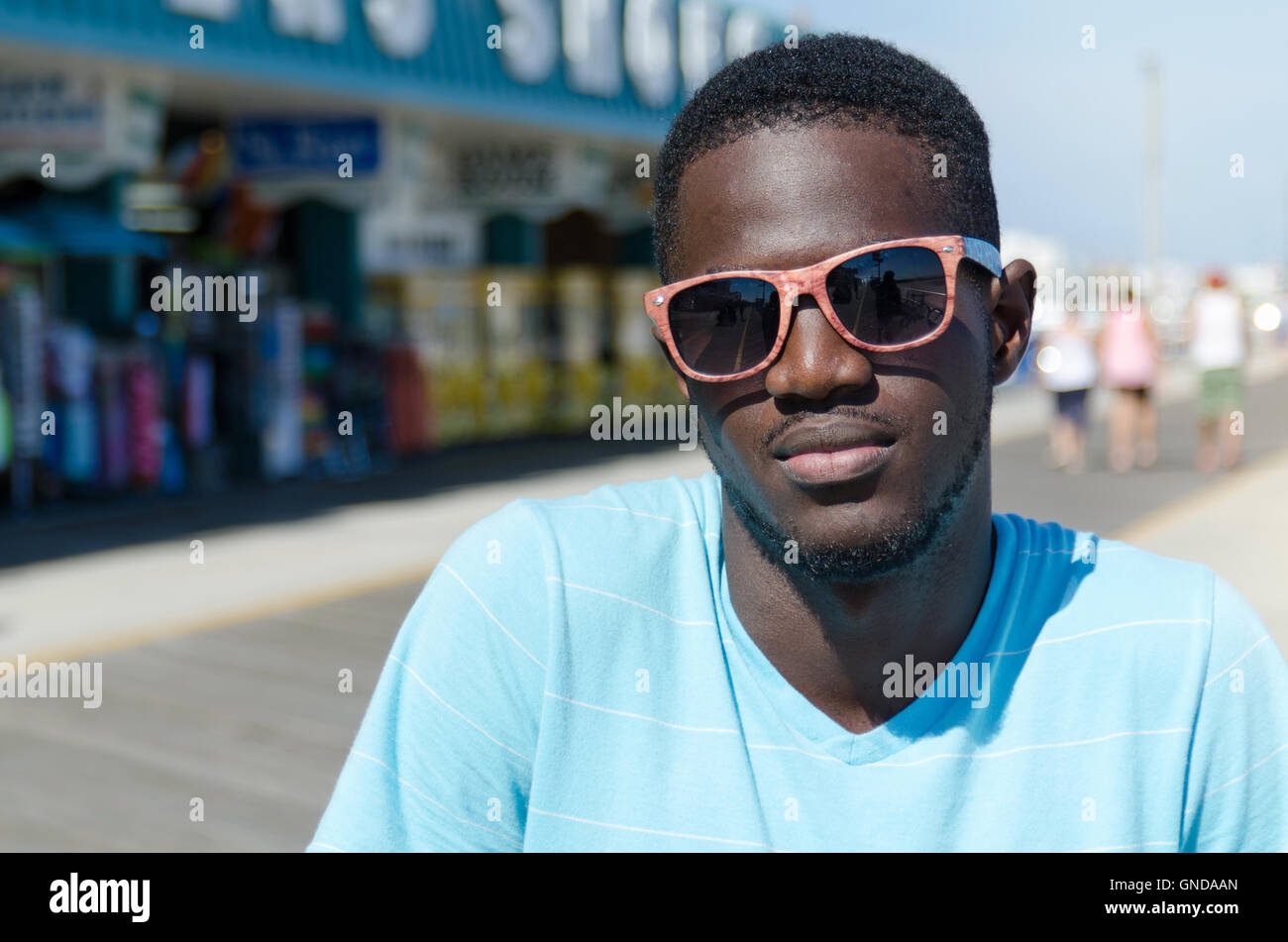 Young African American Mann mit Sonnenbrille im freien Porträt Stockfoto