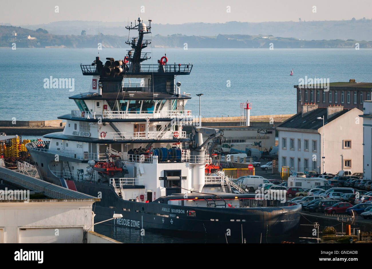 Hochsee-Schlepper Abeille Bourbon vertäut im Hafen von Brest, Frankreich Stockfoto