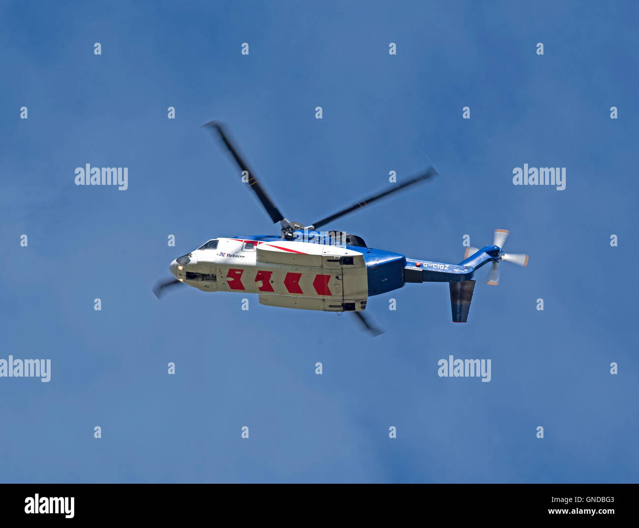 Bristols Hubschrauber Sikorsky S-92A Flugzeug über Inverness Airport im Nordosten Schottlands. Stockfoto
