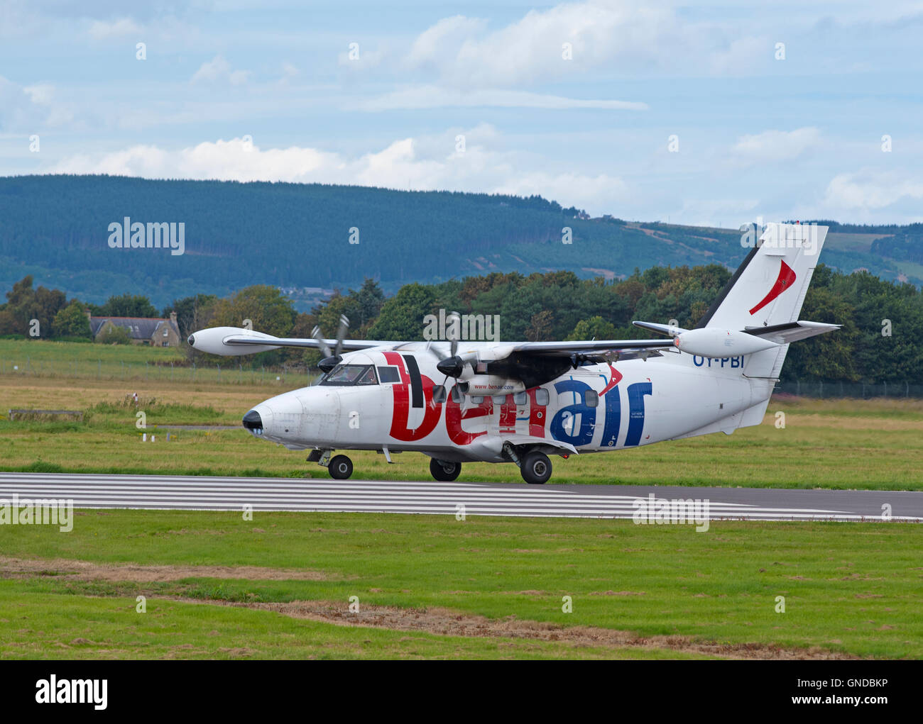 Dänische registriert Let l-410 UVP-E20 Turbojet Ankunft am Flughafen Inverness Schottland.  SCO 11.213. Stockfoto