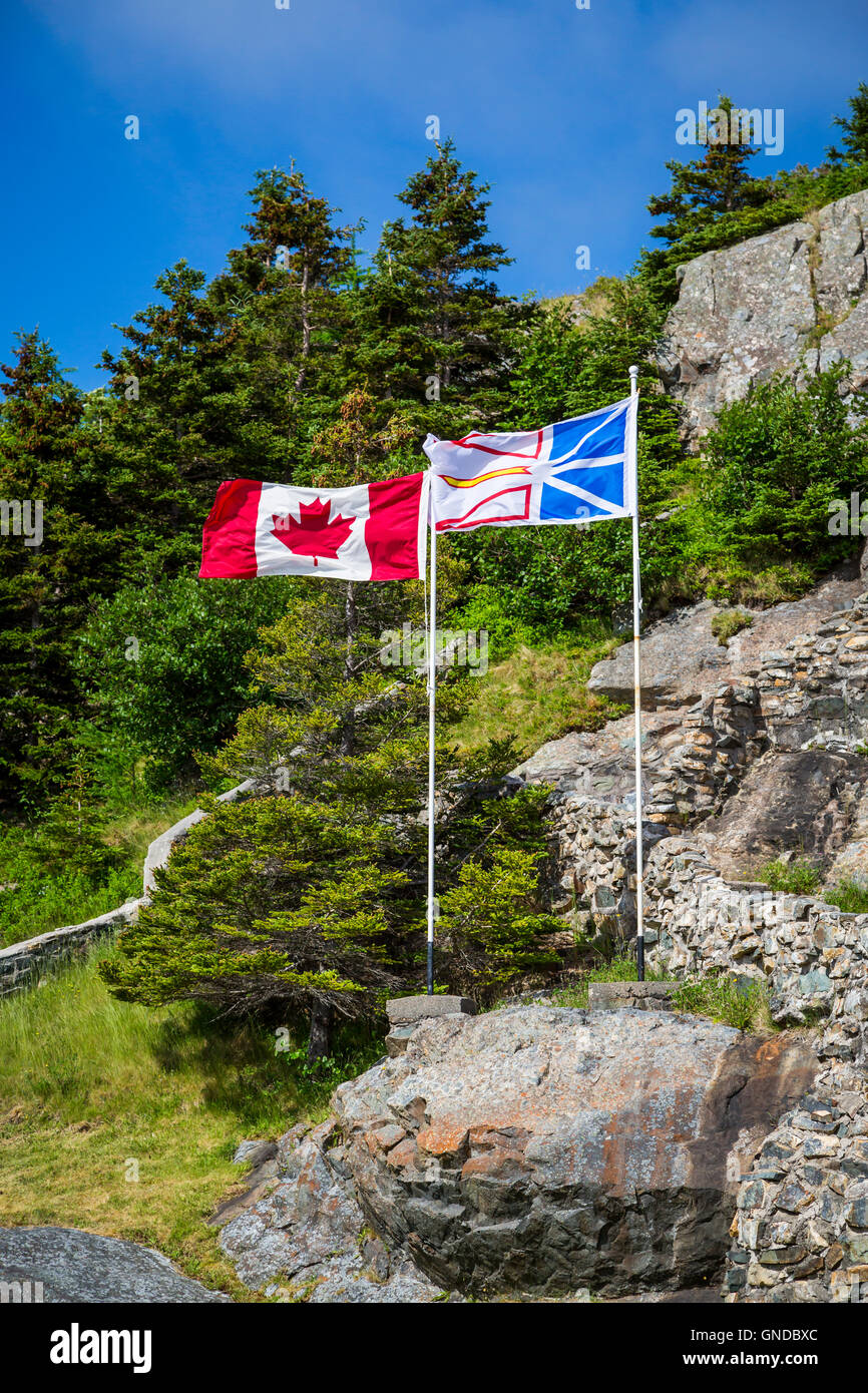 Kanada und Neufundland Fahnen an der Kirche St. Michaels Grotto an hierfür, Neufundland und Labrador, Kanada. Stockfoto