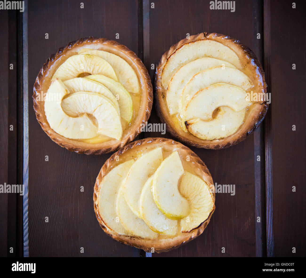 Kuchen mit Äpfeln auf dunklem Hintergrund Stockfoto