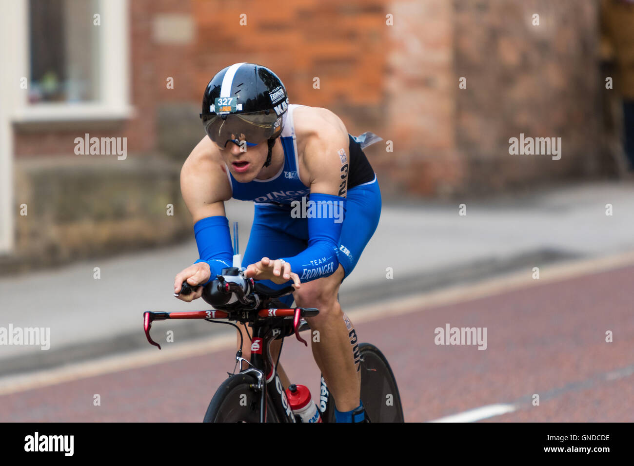 Triathlet auf seinem Fahrrad durchlaufen Southwell während der Nottingham-Ironman-Veranstaltung Stockfoto