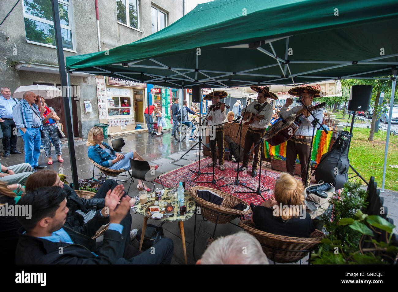 Eine kostenlose Open-Air-musikalische Performance vor der senegalesischen lokal Cafe Baobab in Saska Kepa Bezirk von Warschau, Polen. Stockfoto