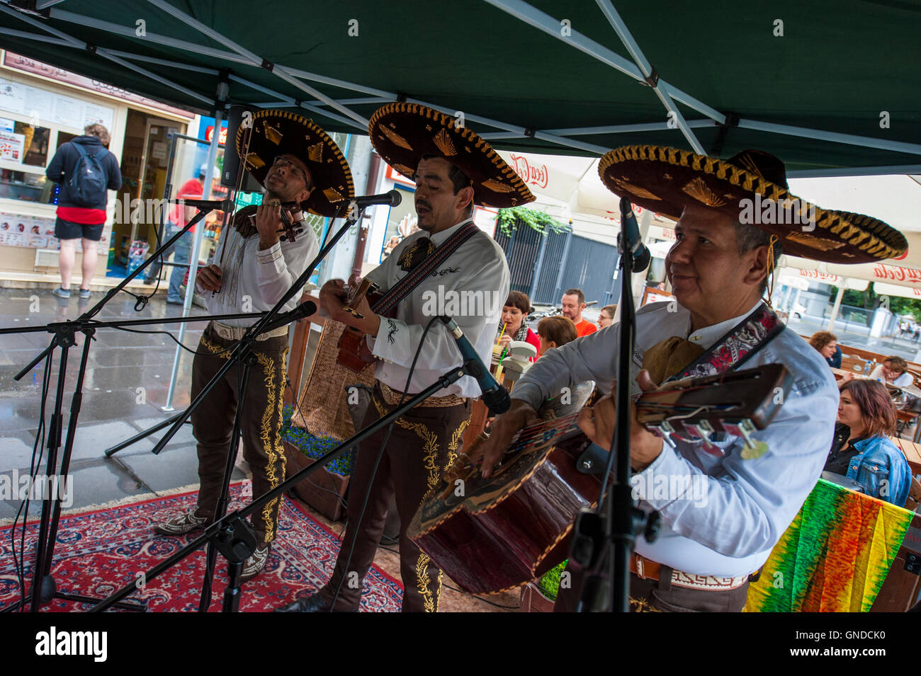 Eine kostenlose Open-Air-musikalische Performance vor der senegalesischen lokal Cafe Baobab in Saska Kepa Bezirk von Warschau, Polen. Stockfoto
