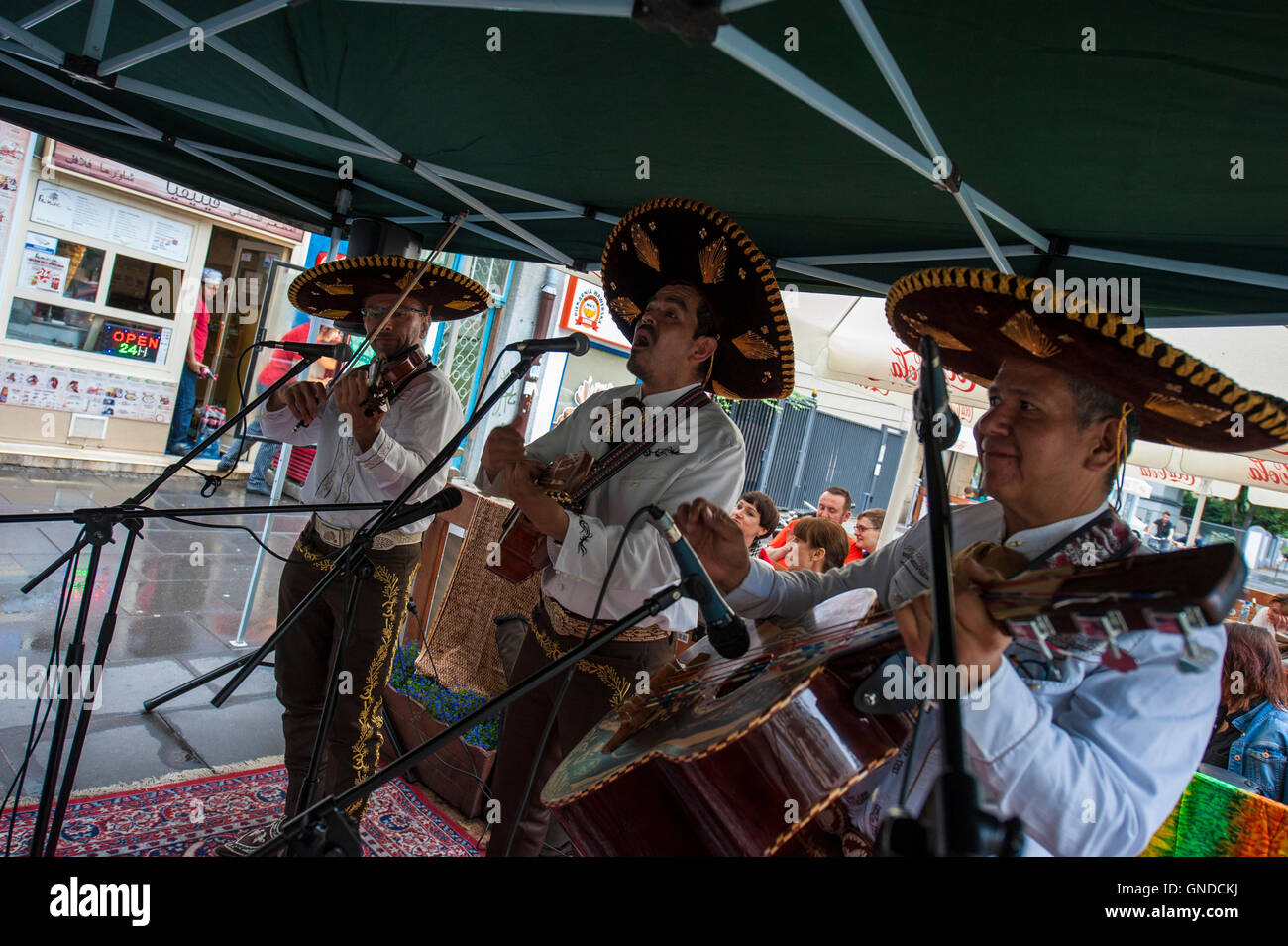 Eine kostenlose Open-Air-musikalische Performance vor der senegalesischen lokal Cafe Baobab in Saska Kepa Bezirk von Warschau, Polen. Stockfoto