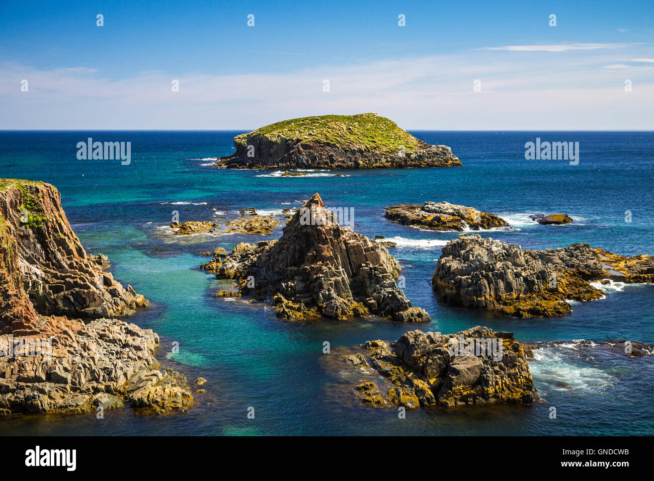 Offshore-Felsen und zerklüftete Küste bei Elliston, Neufundland und Labrador, Kanada. Stockfoto