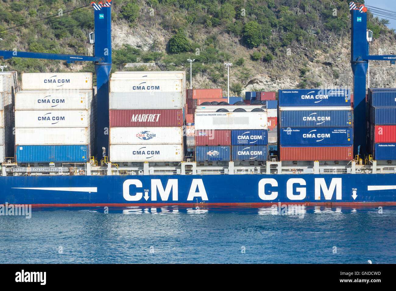 Riesige, voll beladenen Frachter CMA CGM in St. Maarten Stockfoto