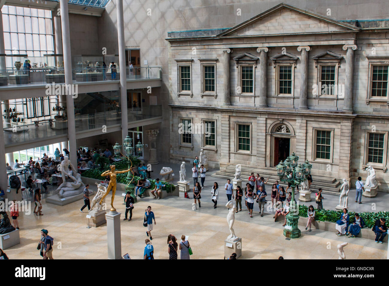 Nicht identifizierte Personen im Metropolitan Museum der Kunst in New York. Stockfoto