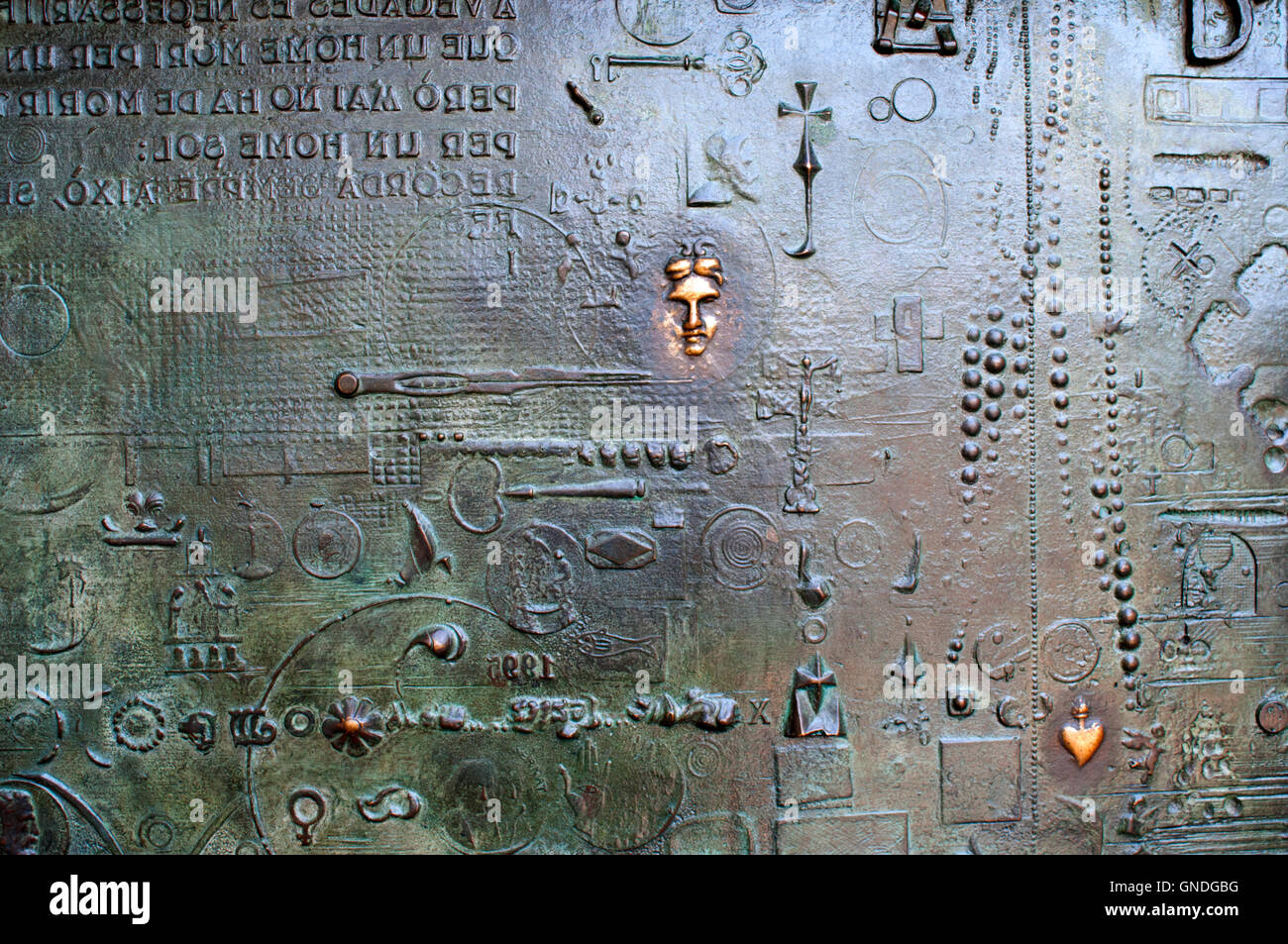 Detail der Bronzetür, entworfen von Josep Maria Subirachs, bei Basilika Sagrada Familia, Barcelona, Spanien. Stockfoto