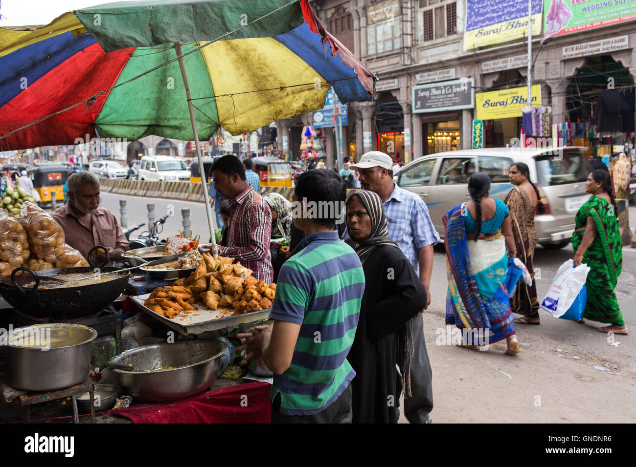 Street Food-Szene in der Nähe von Charminar in Hyderabad Stockfoto