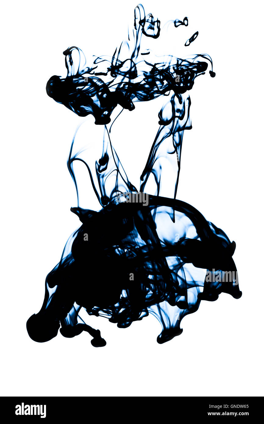 abstrakter blauer Tinte im Wasser isoliert Stockfoto