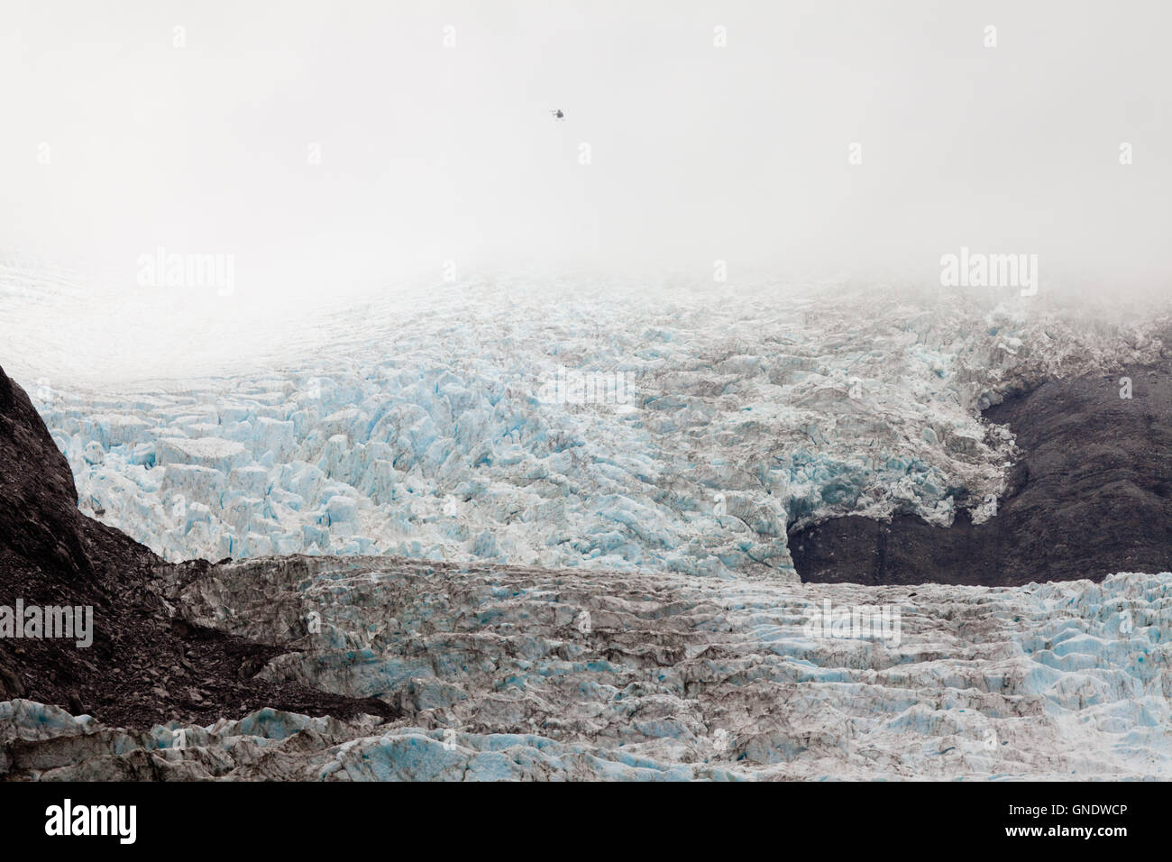 Hubschrauber in den Schatten gestellt durch Nassive Gletscher Eisstrom Stockfoto
