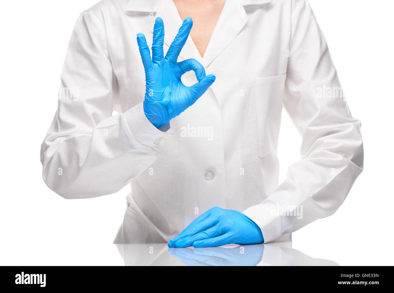 Nahaufnahme der Ärztin in medizinischen weißes Kleid und blaue sterilen OP-Handschuhe OK Anzeichen Stockfoto