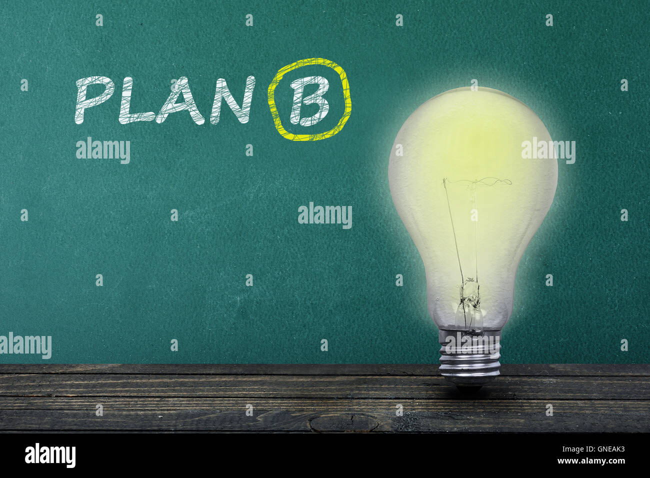 Plan B-Text auf grüner Grundplatte und Glühbirne auf Tisch Stockfoto