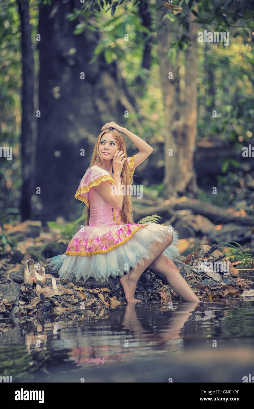 Porträt von Asien schönen Mädchen in Ballett Kleid auf Natur, cross-Prozess-Effekt Stockfoto