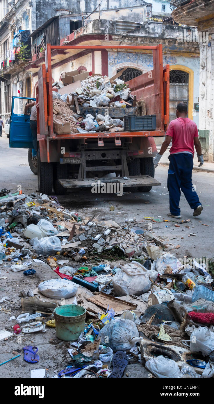 Ein Mann sammelt Müll von den Straßen und legt es in einem Müllwagen. Havanna, Kuba. Stockfoto