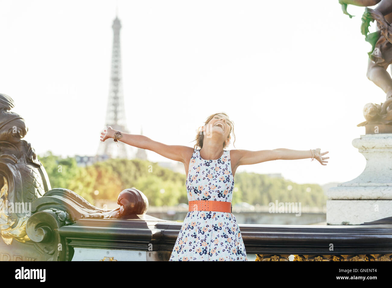 Glückliche Frau Besuch in Paris Stockfoto