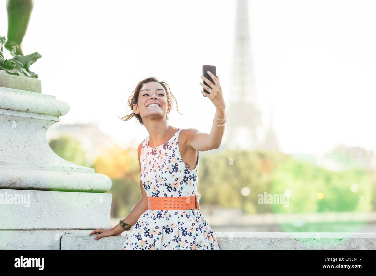 Paris, Frau tut ein Selbstporträt mit Eiffelturm im Hintergrund Stockfoto