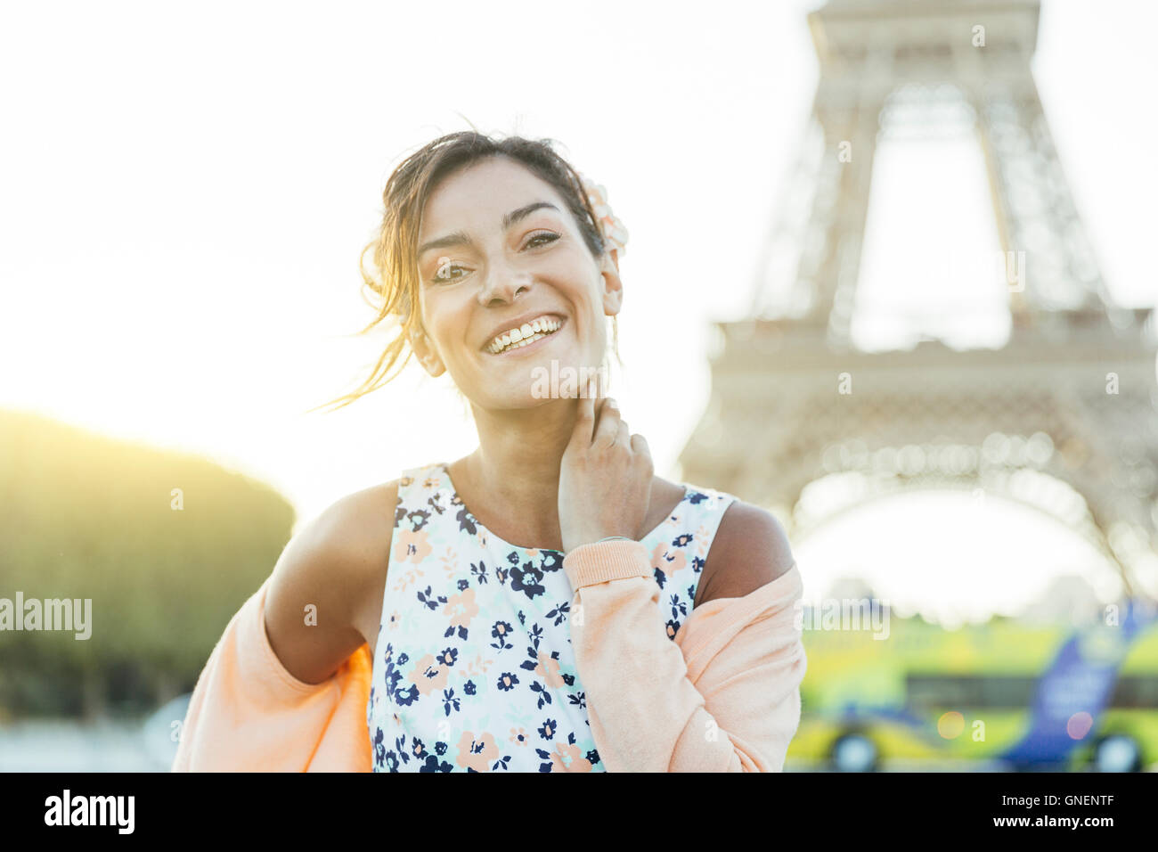 Glückliche Frau Besuch in Paris Stockfoto