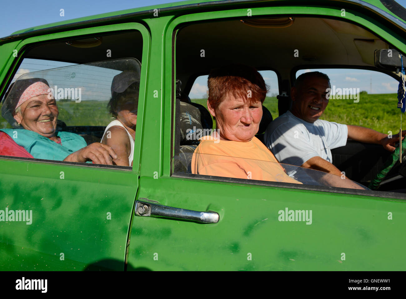 Rumänien Banat, Dorf, Semlac Landarbeiter in Rumänisch auto Dacia Stockfoto