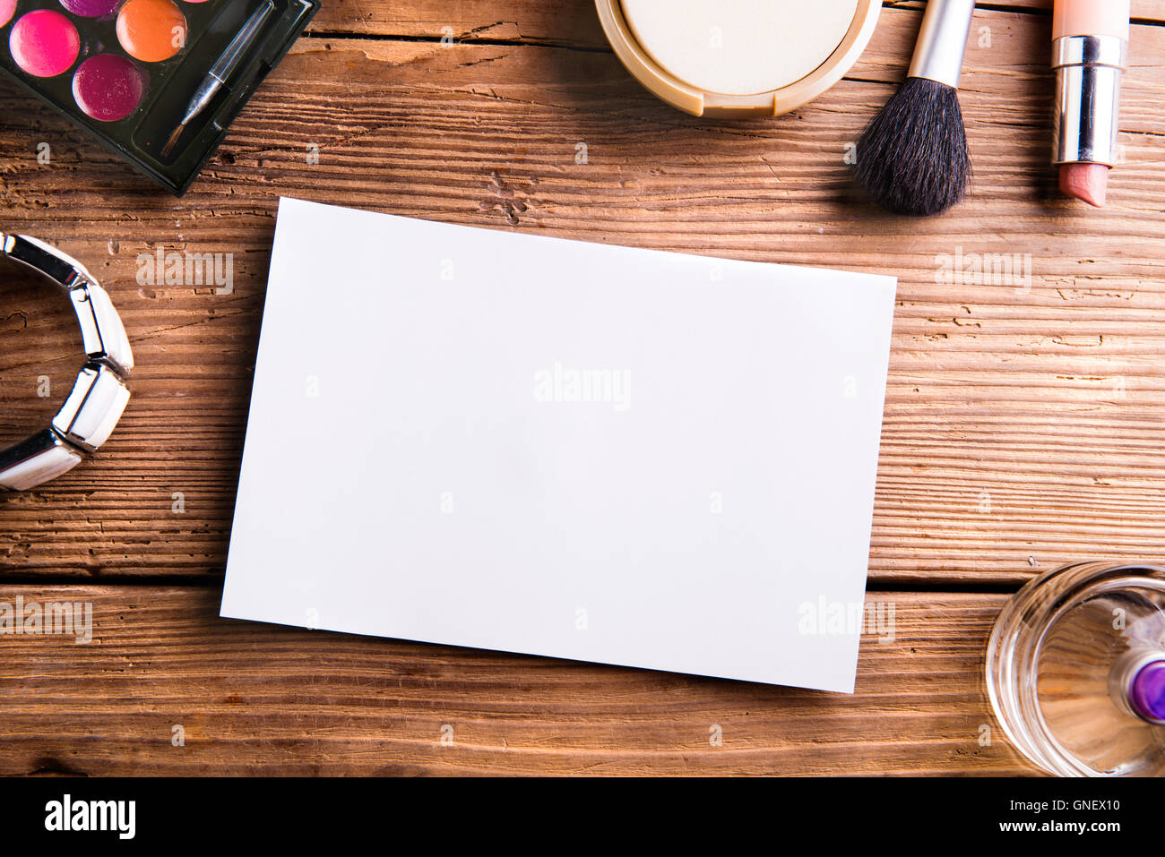 Leeres Papierblatt auf Tisch gelegt. Make-up Produkte. Stockfoto