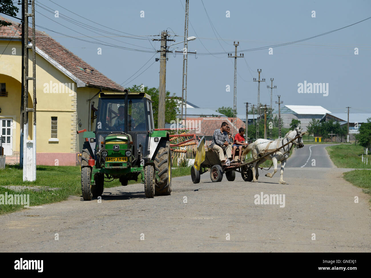 Rumänien Banat, Dorf Firiteaz, Bio-Ackerland, einer Farm wird von Schweizer Familie, alten John Deere Traktor und Zigeuner mit Pferdewagen Stockfoto