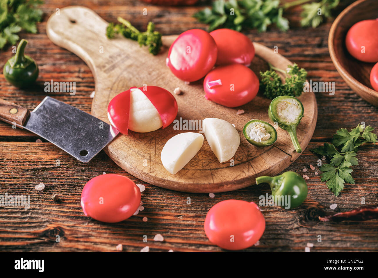Rot gewachste Gourmet-Käse auf Holzbrett Stockfoto