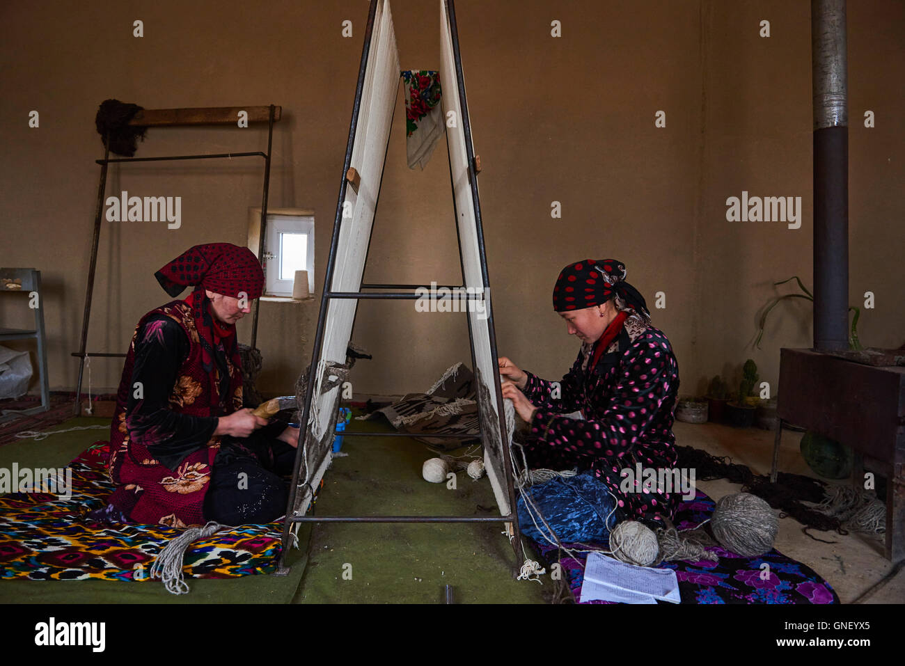 Usbekistan, Kachka Daria Provinz, Teppichwerkstatt Wolle, Wolle weben Stockfoto