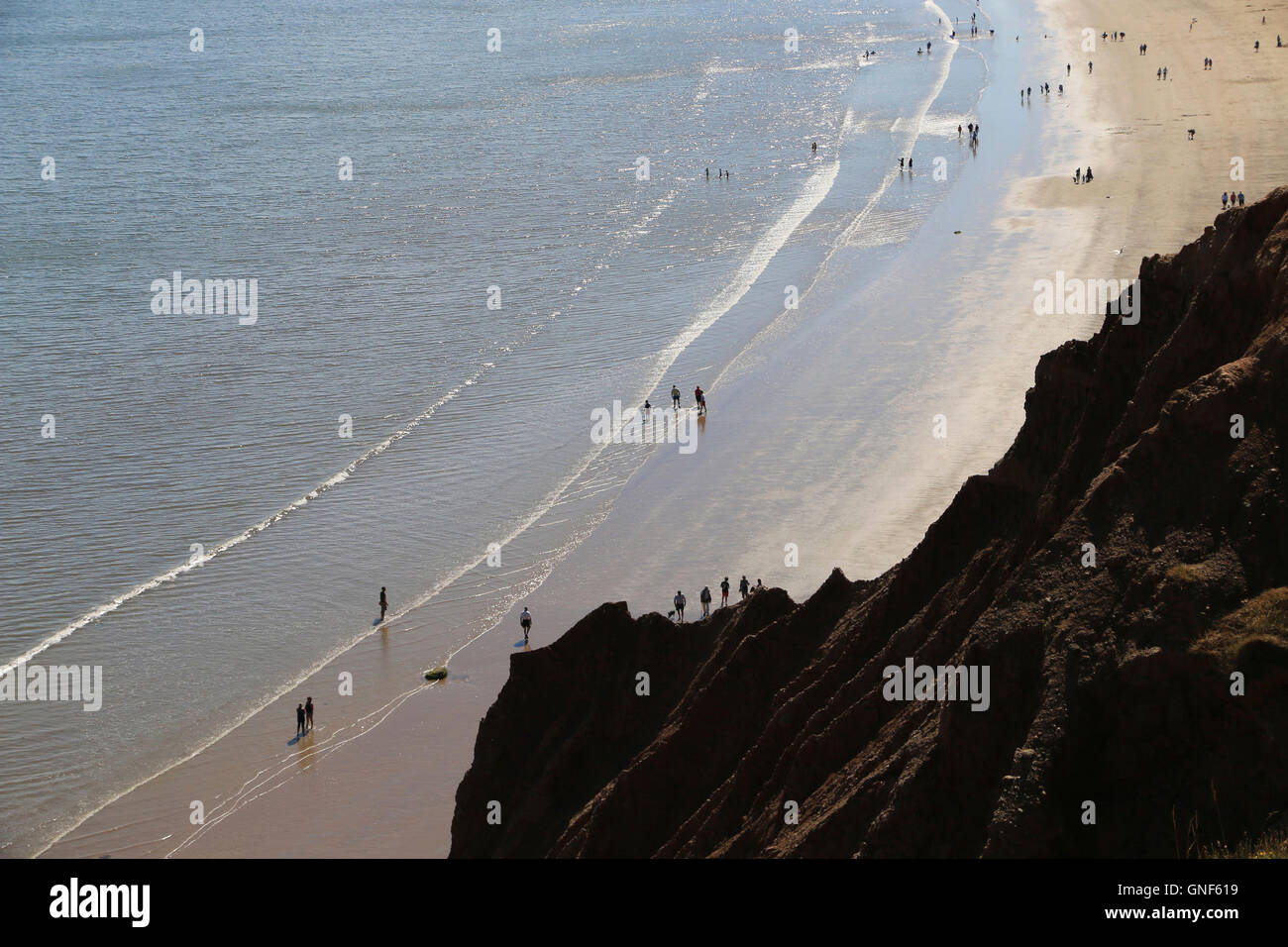 Blick auf Strand von hohen Felsen Stockfoto