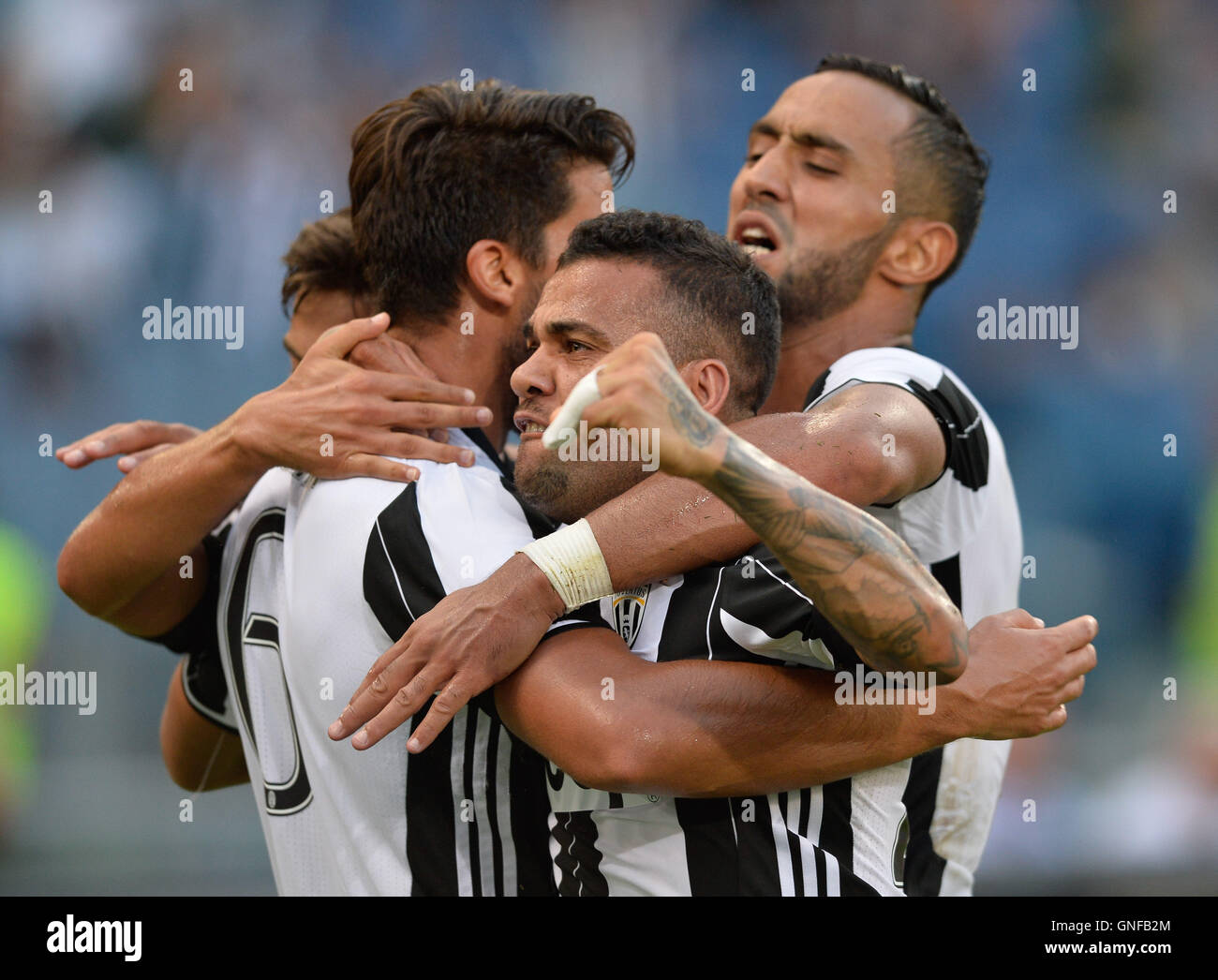 Dani Alves und Sami Khedir feiert Afte Ziel 1-0 in der italienischen Serie ein Fußballspiel zwischen S.S. Lazio Rom und Juventus F.C. im Olympiastadion in Rom am 27. august, 2016. Stockfoto