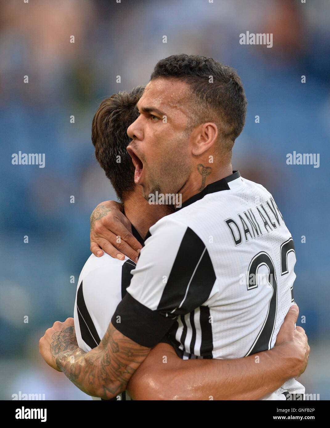 Dani Alves und Sami Khedir feiert Afte Ziel 1-0 in der italienischen Serie ein Fußballspiel zwischen S.S. Lazio Rom und Juventus F.C. im Olympiastadion in Rom am 27. august, 2016. Stockfoto