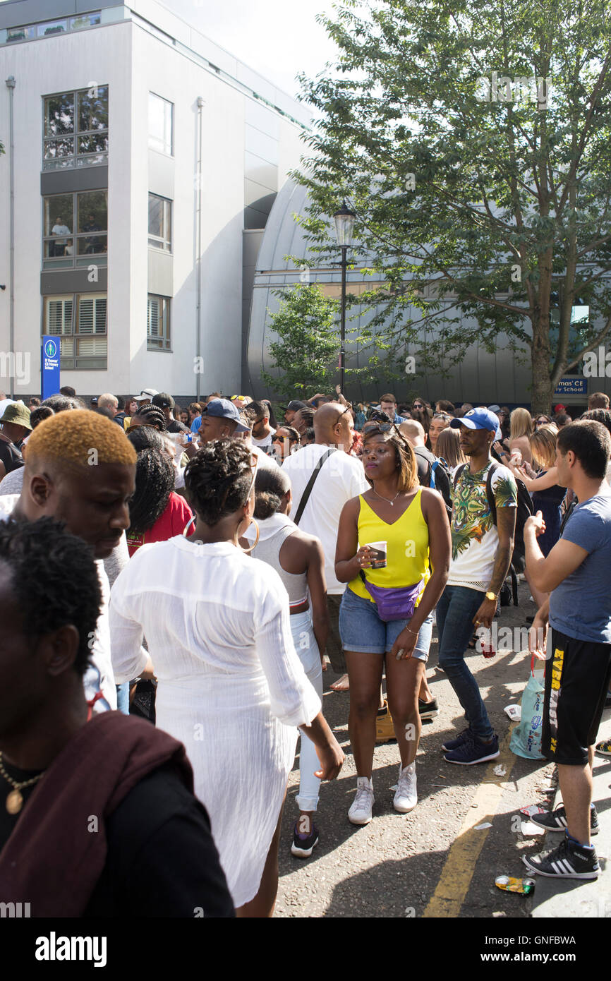 London, Großbritannien. 29. August 2016. Der Notting Hill Carnival ist eine jährliche Veranstaltung, die seit 1966 auf den Straßen von Notting Hill stattgefunden hat, und des Royal Borough von Kensington und Chelsea, London, England, jedes Jahr im August mehr als zwei Tage. Der Notting Hill Carnival ist der größte Street Festival in Europa und im Jahr 1964 als eine Möglichkeit für die afro-karibischen Gemeinschaften ihre eigenen Kulturen und Traditionen zu feiern stammt. Stockfoto