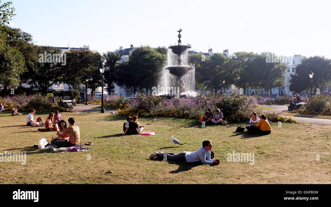 Brighton, UK. 30. August 2016. Menschen genießen die frühen Abendsonne am alten Steine Brunnen in Brighton, da das heiße Sommerwetter im gesamten südlichen Großbritannien Kredit weiter: Simon Dack/Alamy Live News Stockfoto