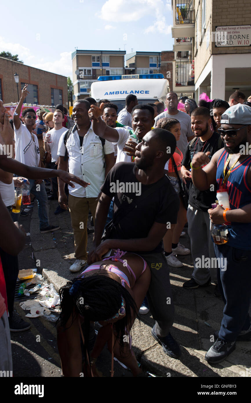 London, Großbritannien. 29. August 2016. Der Notting Hill Carnival ist eine jährliche Veranstaltung, die seit 1966 auf den Straßen von Notting Hill stattgefunden hat, und des Royal Borough von Kensington und Chelsea, London, England, jedes Jahr im August mehr als zwei Tage. Der Notting Hill Carnival ist der größte Street Festival in Europa und im Jahr 1964 als eine Möglichkeit für die afro-karibischen Gemeinschaften ihre eigenen Kulturen und Traditionen zu feiern stammt. Stockfoto