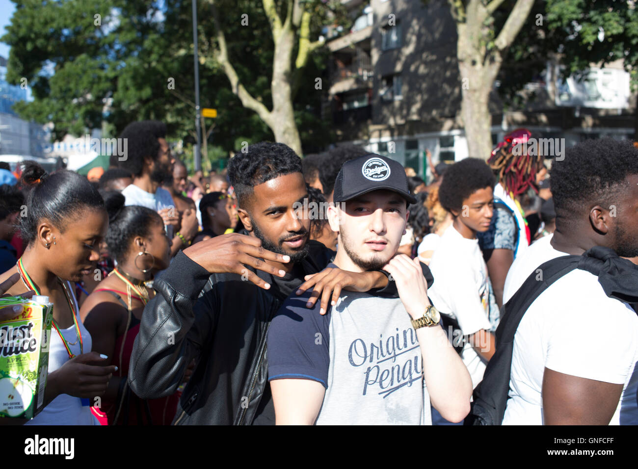 London, Großbritannien. 29. August 2016. Der Notting Hill Carnival ist eine jährliche Veranstaltung, die seit 1966 auf den Straßen von Notting Hill stattgefunden hat, und des Royal Borough von Kensington und Chelsea, London, England, jedes Jahr im August mehr als zwei Tage. Der Notting Hill Carnival ist der größte Street Festival in Europa und im Jahr 1964 als eine Möglichkeit für die afro-karibischen Gemeinschaften ihre eigenen Kulturen und Traditionen zu feiern stammt. Stockfoto