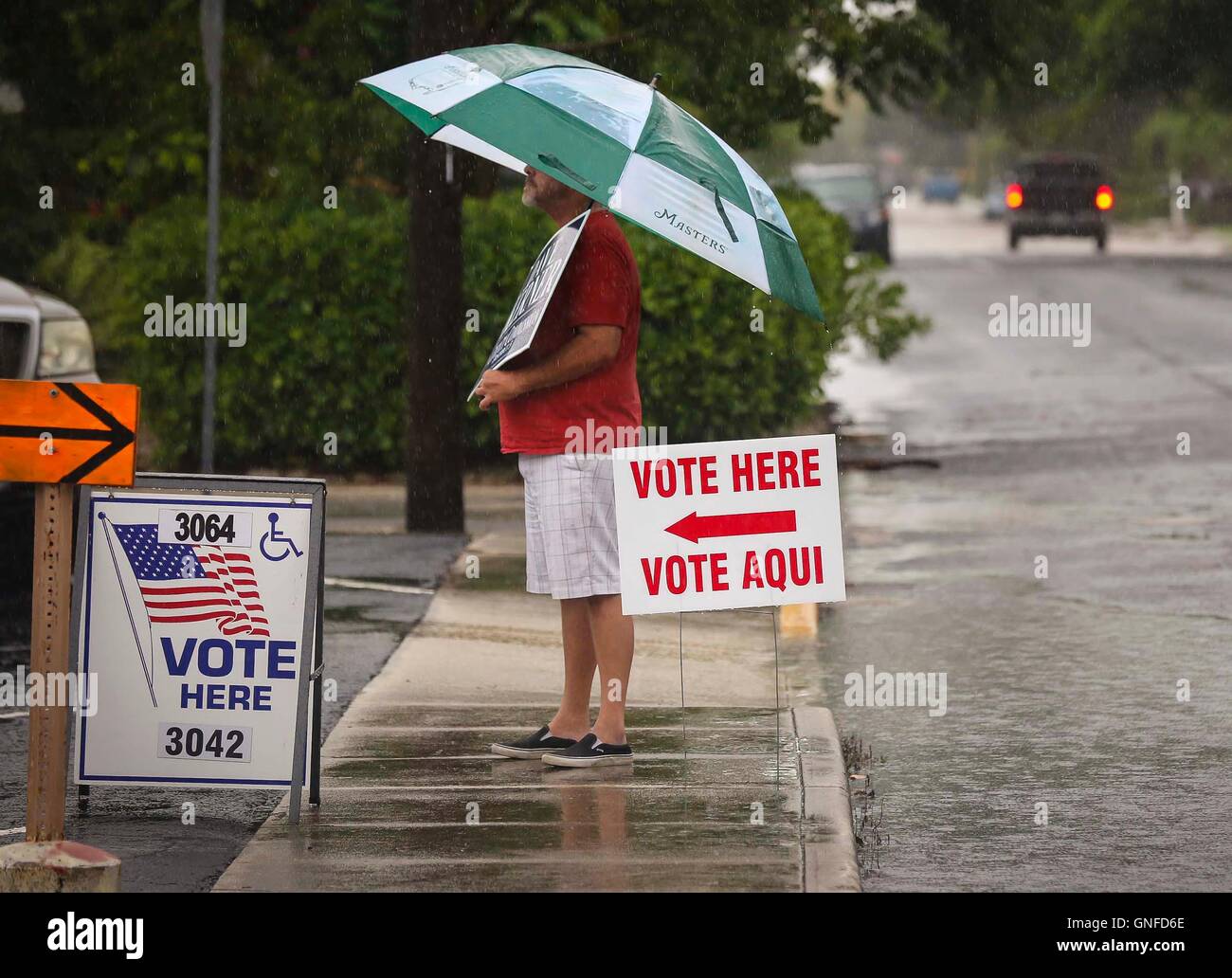 Florida, USA. 30. August 2016. Bob Barden findet Unterschlupf vor dem Regen unter einem großen Sonnenschirm außerhalb das Wahllokal am First Congregational Church in Lake Worth Dienstag, 30. August 2016. '' Es ist nass hier, '' sagte Barden, die unten von Melbourne Beach fuhren. "Es hat sich non-Stop kommen.'' Barden war in die Elemente, die Unterstützung für Dave Kerner, Grafschaft Kommission Kandidat im Bezirk 3 in der heutigen PV zu zeigen. "Er ist ein guter Kerl, ein Überflieger und so fest wie Sie sein können, '' sagte Barden, Kerners Vetter. © Bruce R. Bennett/der Palm Beach Post/ZUMA Draht/Alamy Live-Nachrichten Stockfoto