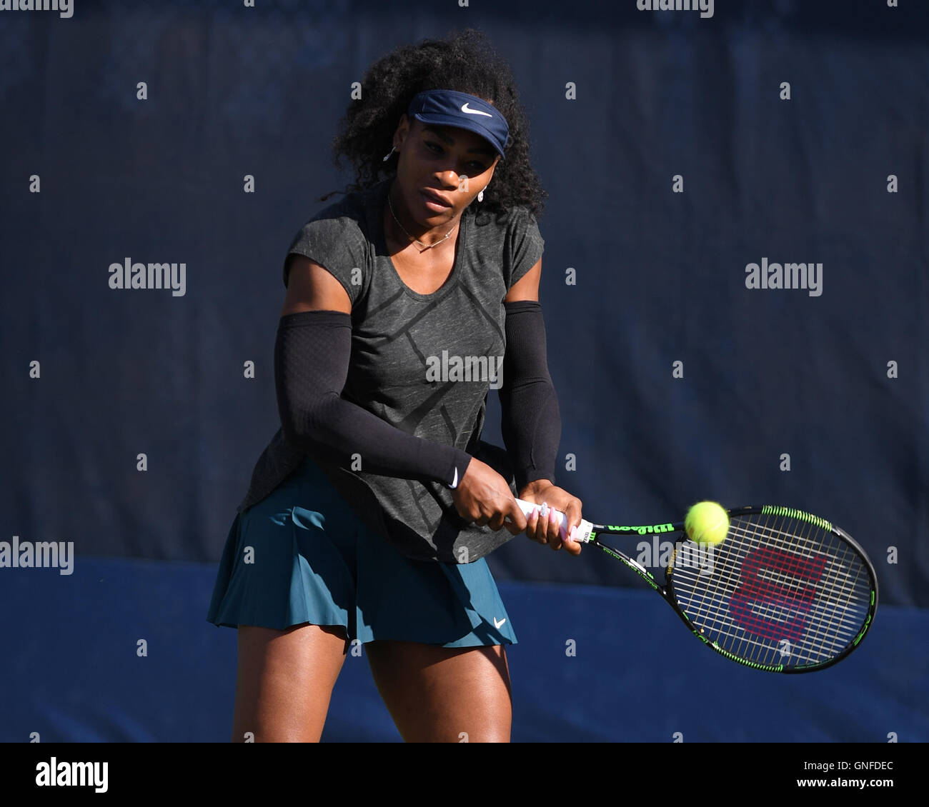 New York, USA. 30. August 2016. Serena Williams auf dem Übungsplatz an der USTA Billie Jean King National Tennis Center am 30. August 2016 in Flushing, Queens. Bildnachweis: mpi04/MediaPunch/Alamy Live-Nachrichten Stockfoto