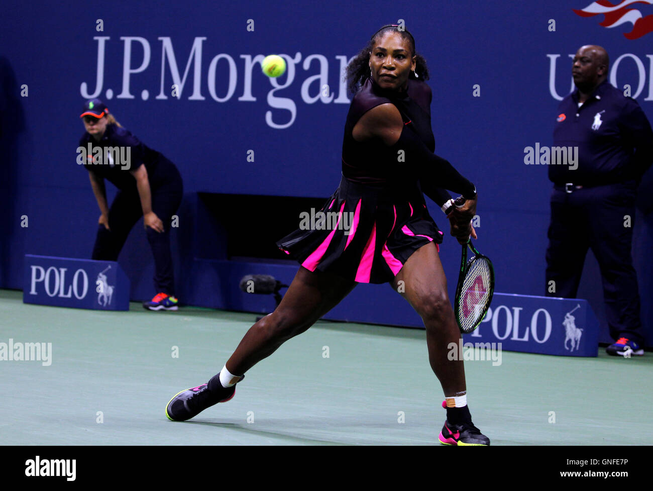 New York, USA. 30. August 2016. Serena Williams in ihrer ersten Runde match Againstt Ekaterina Makarova Russlands in den Vereinigten Staaten Open Tennis Championships in Flushing Meadows, New York am Dienstag, den 30. August. Bildnachweis: Adam Stoltman/Alamy Live-Nachrichten Stockfoto