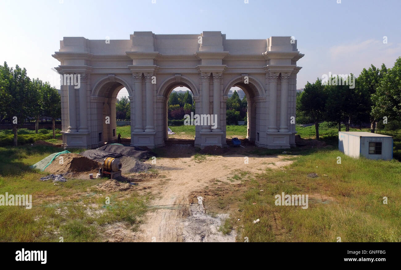 31. August 2016 - Zhengzhou, Zhengzhou, China - Zhengzhou, CHINA-? 31. August 2016:? (REDAKTION? VERWENDEN SIE? NUR.? CHINA? RAUS) ¡® triumphalen Arch¡¯ an Universität für Landwirtschaft in Zhengzhou, Hauptstadt der zentralen China¡¯s Henan Provinz Henan. Die Architektur imitiert Triumphbogen ist am Bau der landwirtschaftlichen Universität Henan.  Es dauert etwa 3 Milliarden Yuan (ca. US$ 450.000), Architektur, bauen, die als der südlichen Einfahrt zur Universität verwendet wird. Außerdem sind Bibliothek, Verwaltungsgebäude und anderen Gebäuden der Universität auch im westlichen Stil-Architekturen. (Bild Kredit: Stockfoto