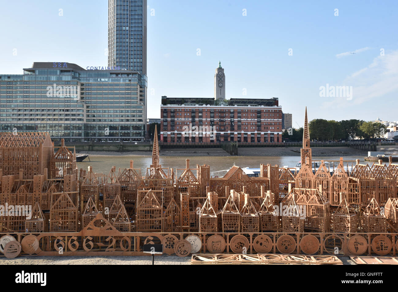 Embankment, London, UK. 31. August 2016. London 1666 von David beste entworfen. Inspiriert von den Ereignissen von 1666 Stockfoto