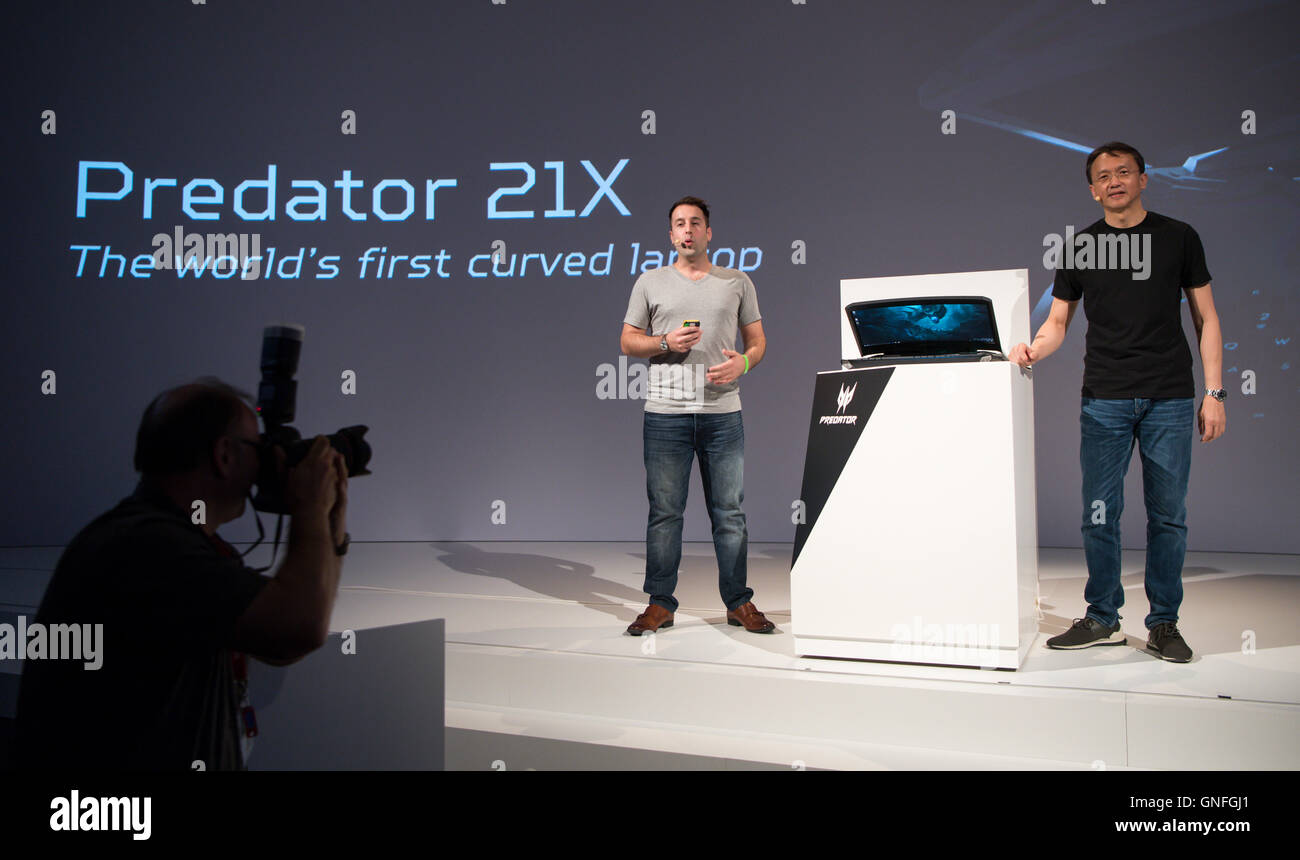 Berlin, Deutschland. 31. August 2016. CEO der Acer, Jason Chen (r), präsentiert die neue Acer Predator 21 x, das erste Gaming-Notebook mit einer gekrümmten Leinwand am ersten Pressetag im Vorfeld der Internationalen Funkausstellung (IFA) in Berlin, Deutschland, 31. August 2016. Die IFA gilt als die weltweit größte führende Messe für Unterhaltungselektronik und Haushaltsgeräte. Es statt findet am 2. bis 7. September 2016 auf dem Berliner Messegelände. Foto: BERND VON JUTRCZENKA/Dpa/Alamy Live-Nachrichten Stockfoto